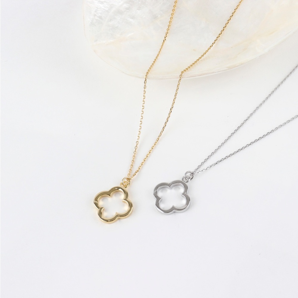 Four-leaf clover shape necklace